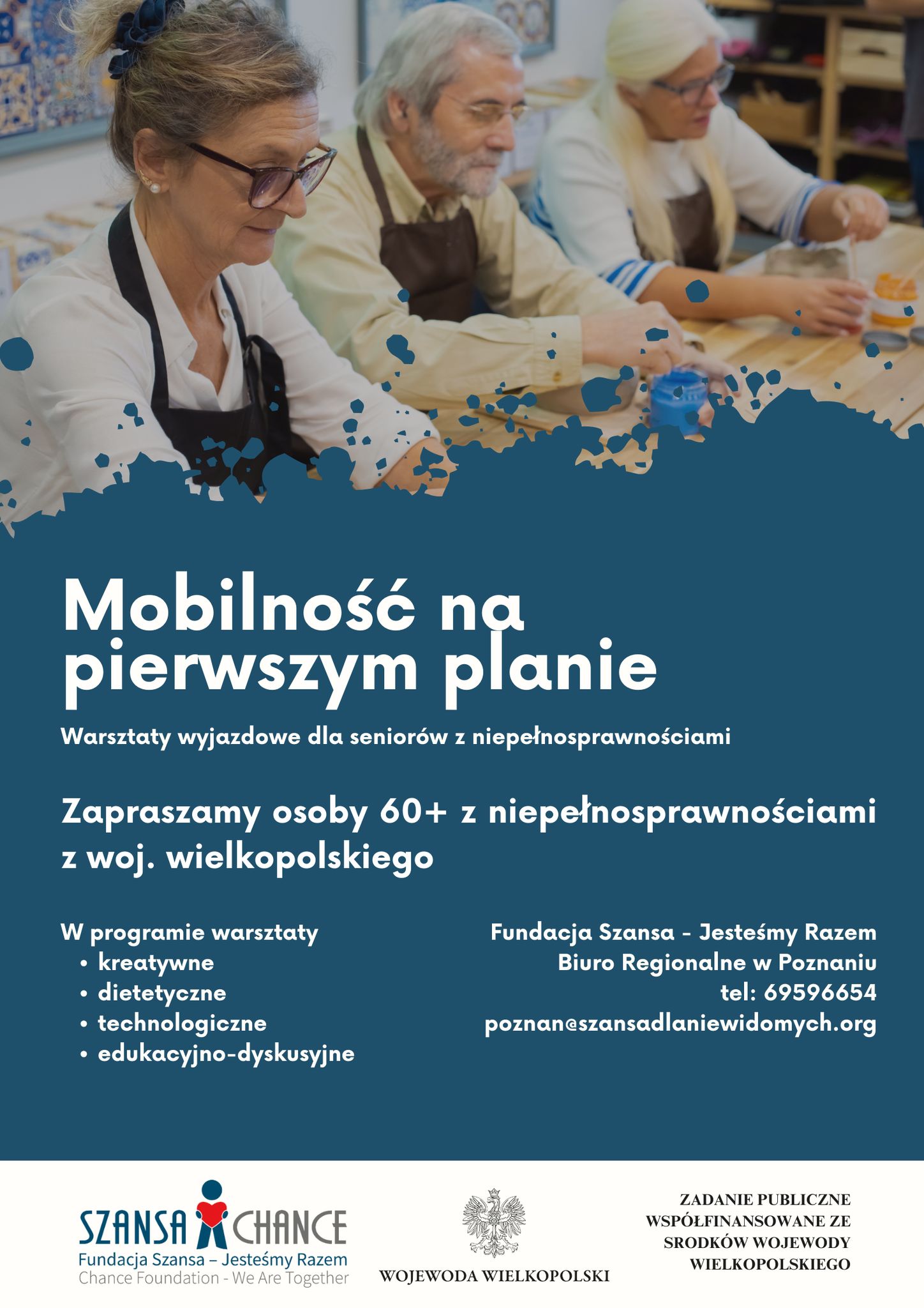 Na plakacie znajduje się informacja o warsztatach wyjazdowych dla seniorów z niepełnosprawnościami, organizowanych pod hasłem "Mobilność na pierwszym planie". Zaproszenie skierowane jest do osób powyżej 60. roku życia z niepełnosprawnościami, mieszkających w województwie wielkopolskim. W ramach programu przewidziano warsztaty kreatywne, dietetyczne, technologiczne oraz edukacyjno-dyskusyjne. Organizatorem jest Fundacja Szansa – Jesteśmy Razem, której Biuro Regionalne mieści się w Poznaniu. Podano także dane kontaktowe: numer telefonu 69596654 oraz adres e-mail: poznan@szansadlaniewidomych.org. Na dole plakatu umieszczono logotyp fundacji, herb Wojewody Wielkopolskiego oraz informację, że zadanie publiczne jest współfinansowane ze środków Wojewody Wielkopolskiego. Na zdjęciu widać trzy osoby starsze, które z zaangażowaniem uczestniczą w zajęciach przy stole.