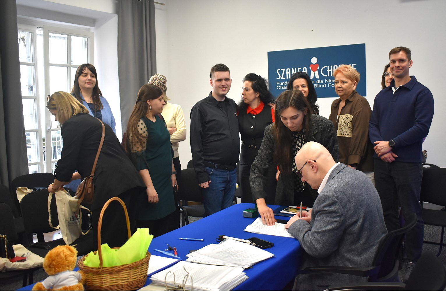 prezes Fundacji i przedstawiciele organizacji pozarządowych podpisują umowy